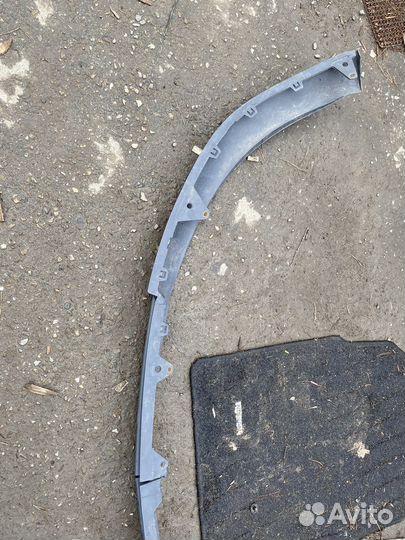 Губа переднего бампера Avensis