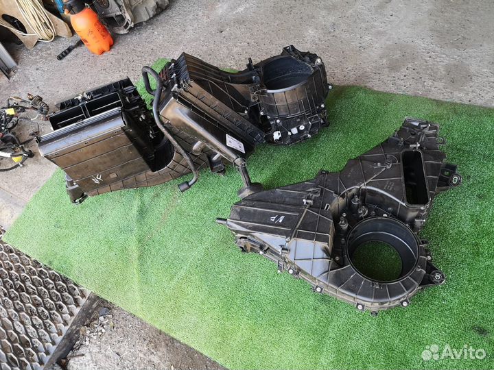 Корпус печки пер/зад на VW Touareg NF 2010-2018