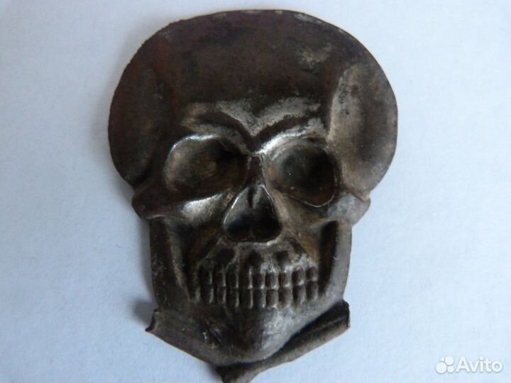 Кокарда череп 17-го дкпгб