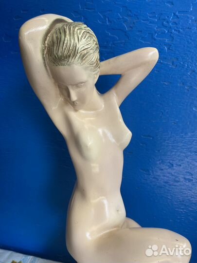 Старинная статуэтка