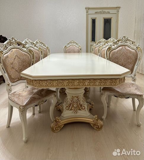 Стол и стулья