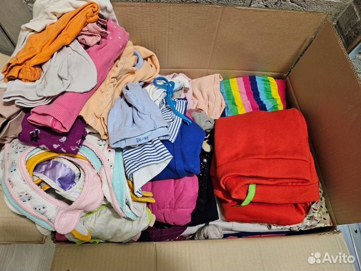 Огромная коробка с вещами на девочку