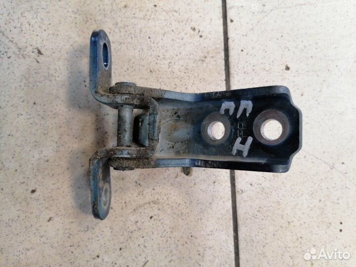 Петля двери передняя правая Hyundai Santa Fe 4