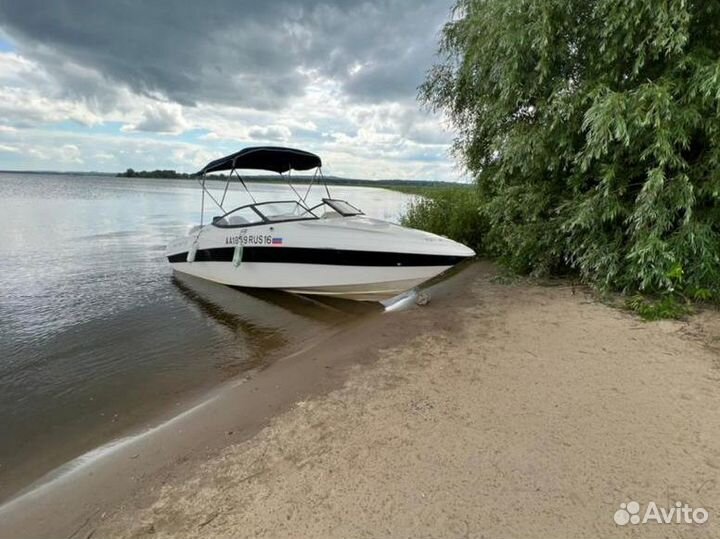 Аренда катера с капитаном для прогулок