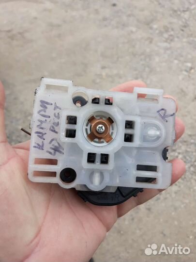 09-11 Камри Моторчик зеркала правого Рест Camry 40