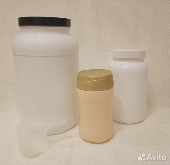 Пластиковые банки с крышкой