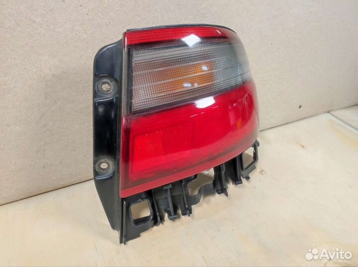 Задний правый фонарь Toyota Carina E