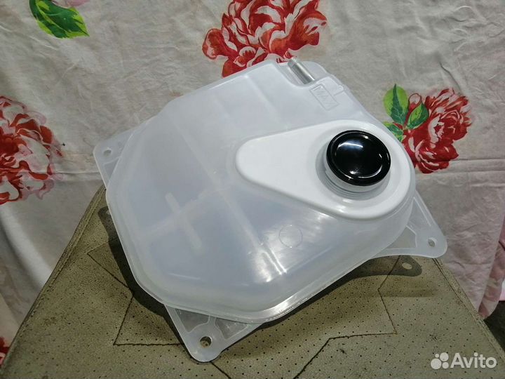 Расширительный бачок антифриза Ауди 100 C4, A6 C4
