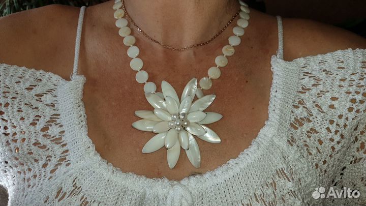 Украшение из перламутра