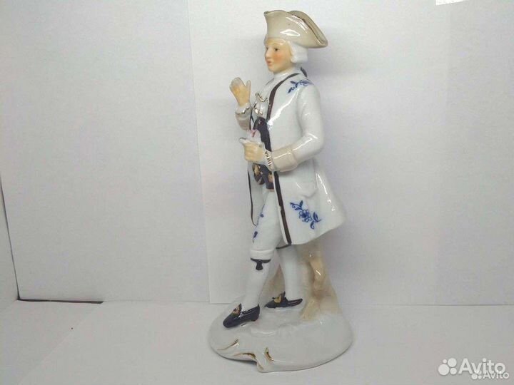 Фарфоровая фигурка щёголь производство Германия