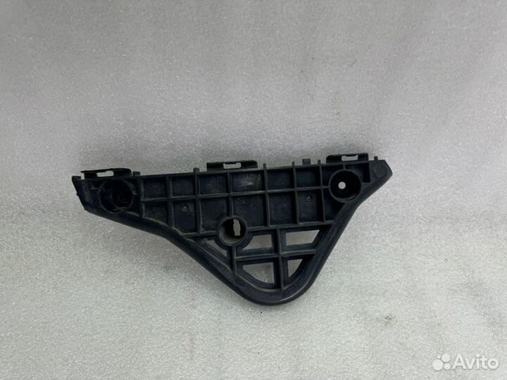 Кронштейн бампера передний правый Toyota Camry