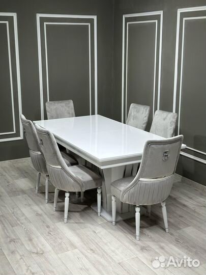 Стол и стулья