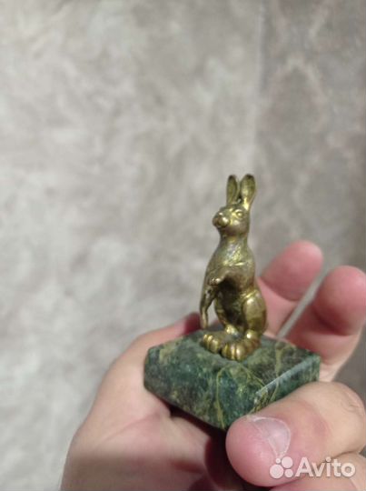 Фигурка заяц