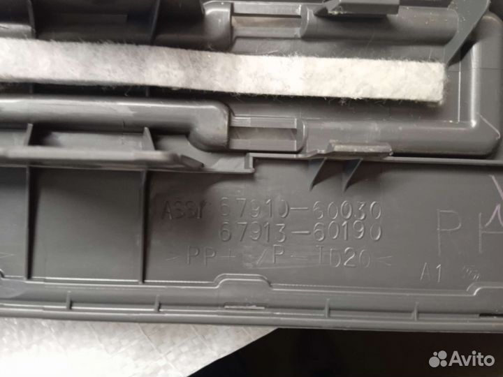 Накладка на порог двери правая Lexus LX 570