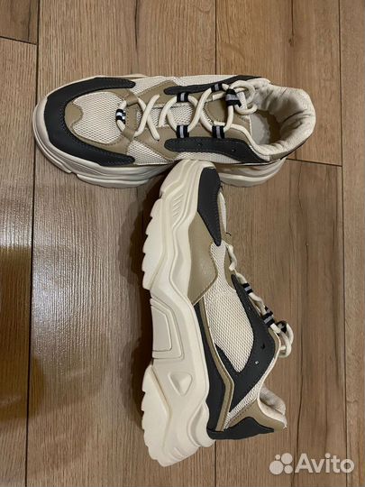 Кроссовки женские