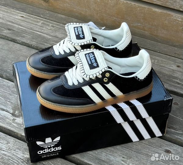 Кроссовки женские