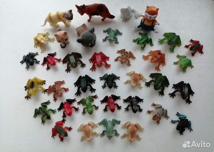 Игрушки фигурки кошки и лягушки