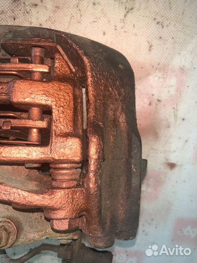 Суппорт передний правый Volkswagen Transporter T4