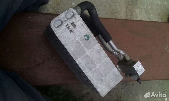 Радиатор кондиционера второй. автомобиль Додж Гран