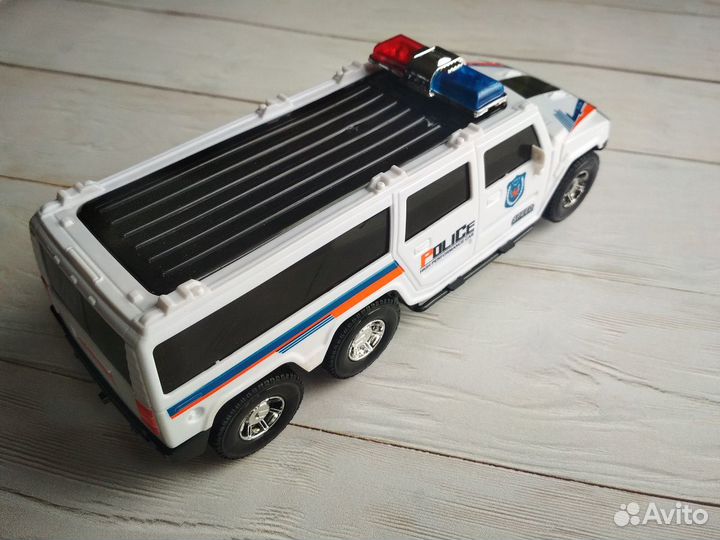 Игрушечный полицейский автомобиль
