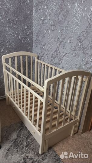 Детская кроватка с маятником и ящиком