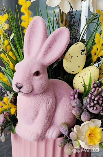 Цветочная композиция с пасхальным зайчиком