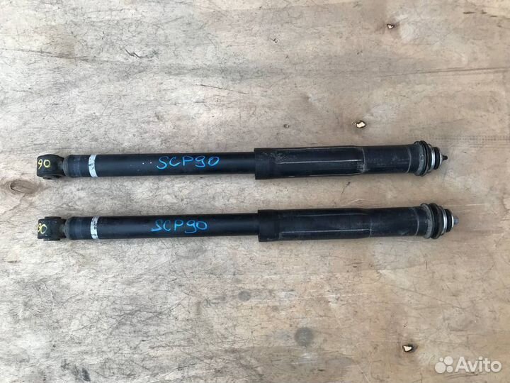 Амортизатор задний Toyota Yaris Vitz SCP90