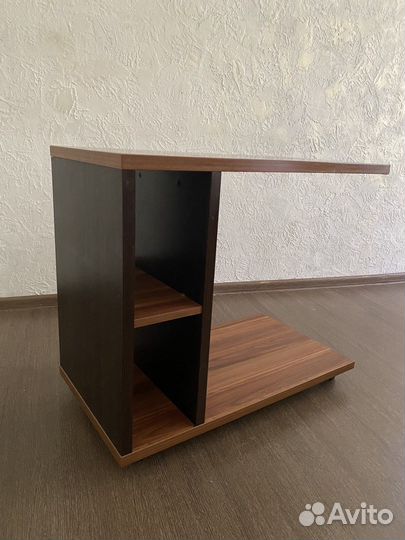 Прикроватный столик на колесиках