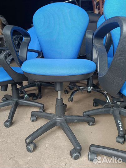 Стул на колесах офисный компьютерный