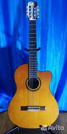 Электроакустическая классическая гитара
