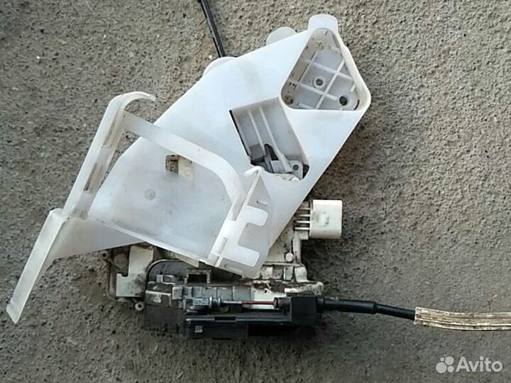 Замок задней правой двери Volkswagen Passat B7