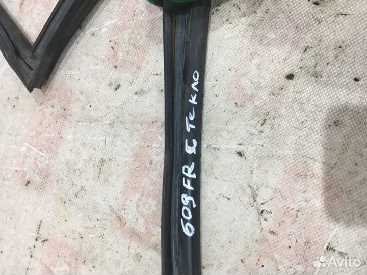 Уплотнительная резинка стекла передняя правая