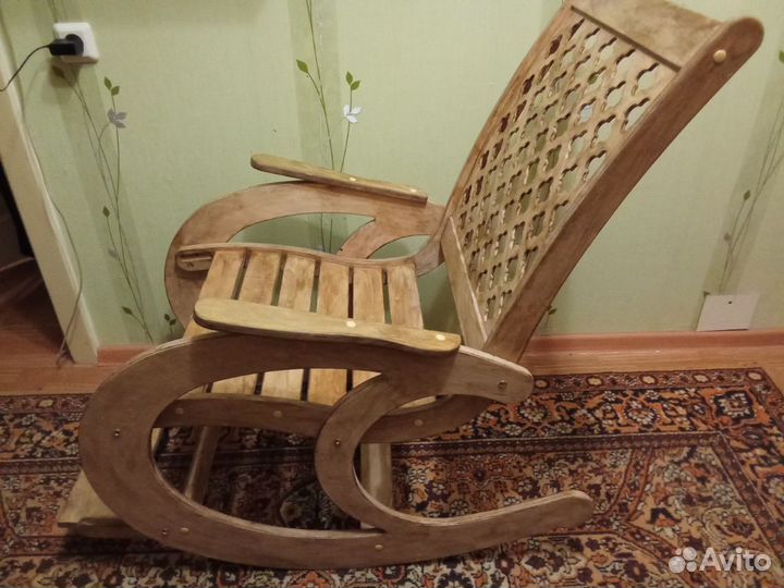 Кресло-качалка деревянное для дачи
