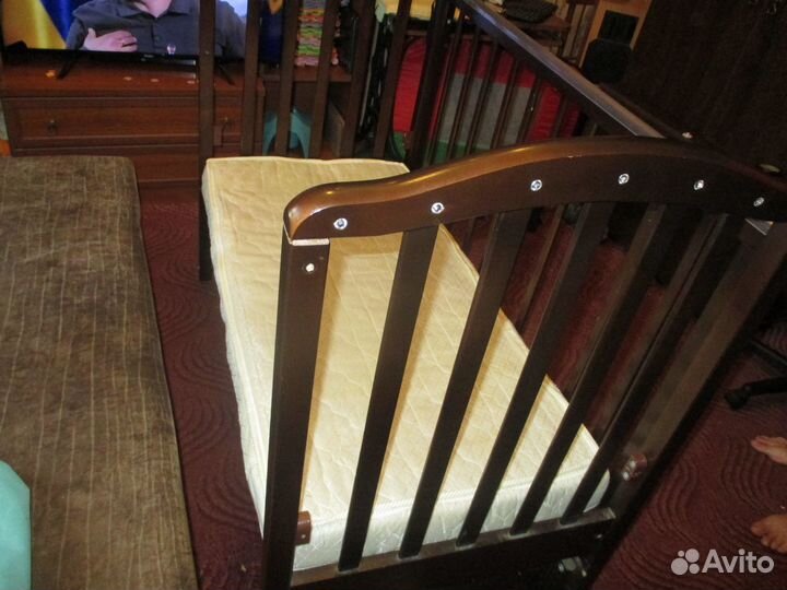 Детская кроватка с маятником и ящиком