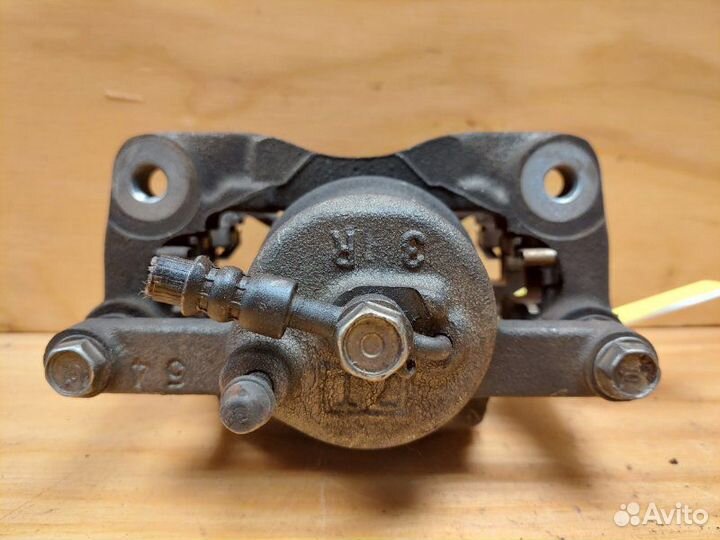 Суппорт передний правый Toyota Vitz SCP90 2szfe