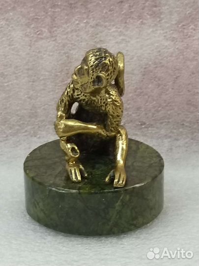 Обезьянка с бананом бронза на каменной подставке