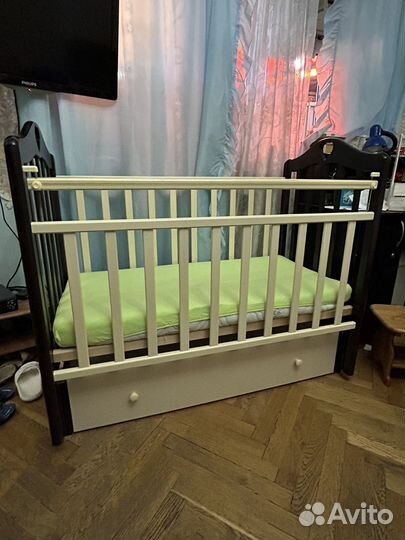 Детская кроватка с маятником и матрасом