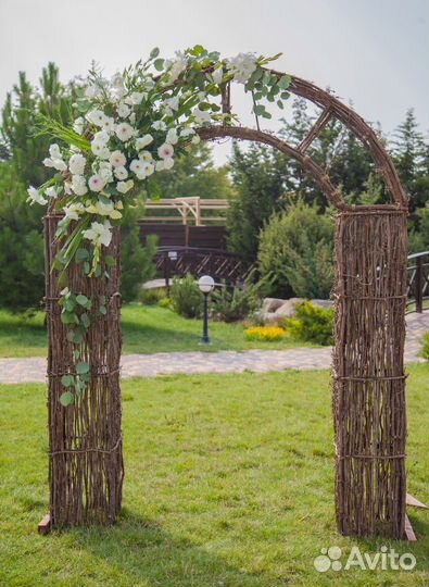 Полукруглая свадебная арка в стиле рустик