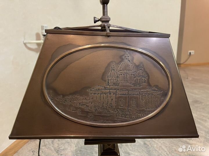 Настольная лампа из металла