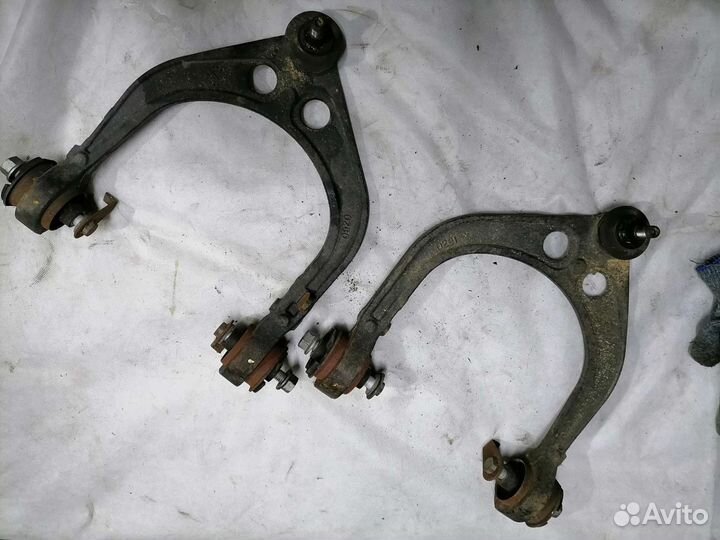 Рычаги б/у верхние chrysler 300C