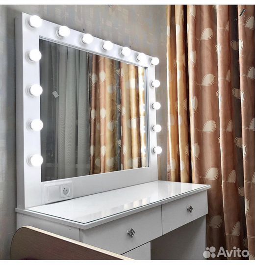 Туалетный столик для визажиста с гримёрным зеркало