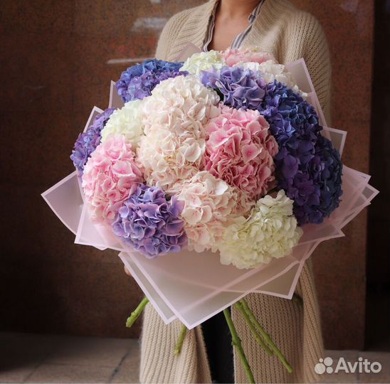 Доставка букетов. Розы, орхидеи, ирисы. Предзаказ