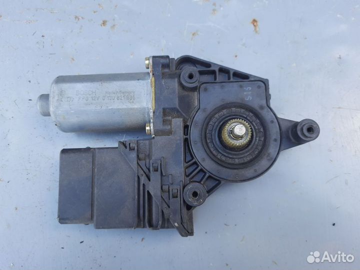 Задний правый моторчик Volkswagen Passat B5