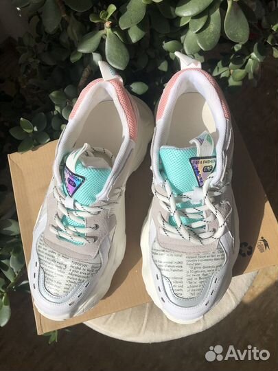 Кроссовки женские