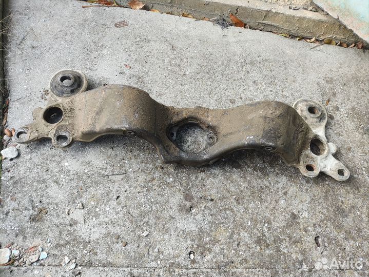 Траверса кронштейн АКПП (вариатор) Ауди А4 В6