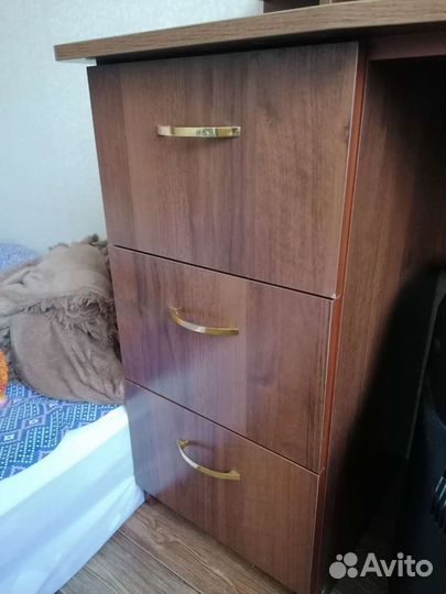 Туалетный столик с зеркалом