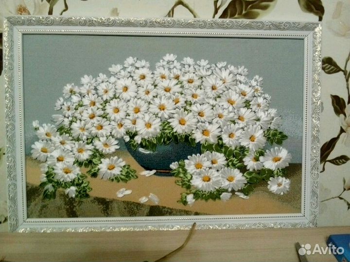 Картины вышитые лентами и мыльные букеты в коробке