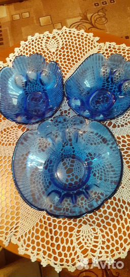 Набор салатников из синего стекла