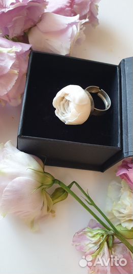 Серебряное кольцо с бутоном из фарфора, белое