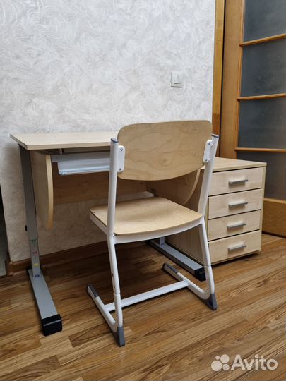 Школьный стол и стул